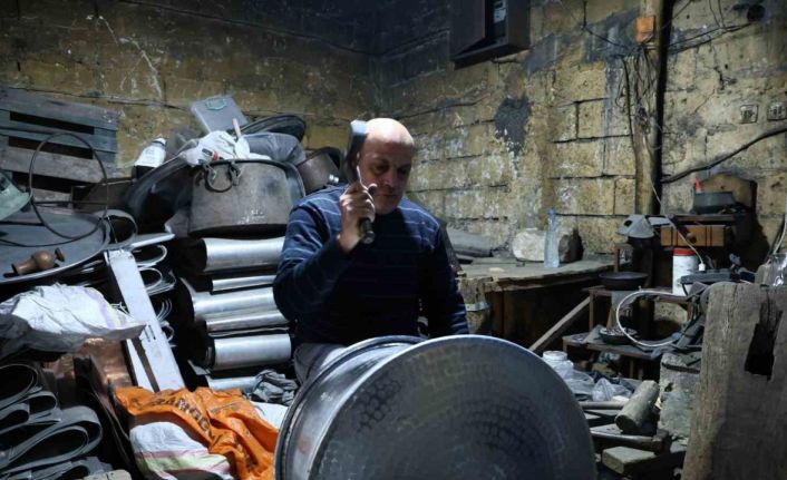 Kahramanmaraş’ta bakır ustalarının çekiç sesleri asırlık çarşıda hâlâ yankılanıyor