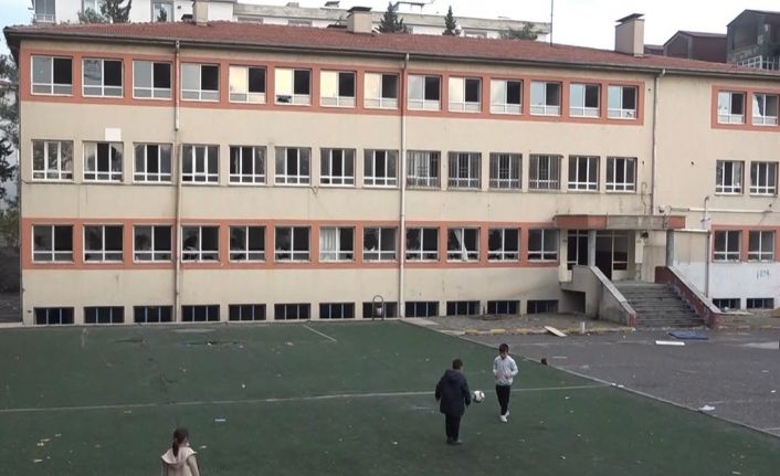 Kahramanmaraş’ta yarım asırlık okul yıkılmayı bekliyor