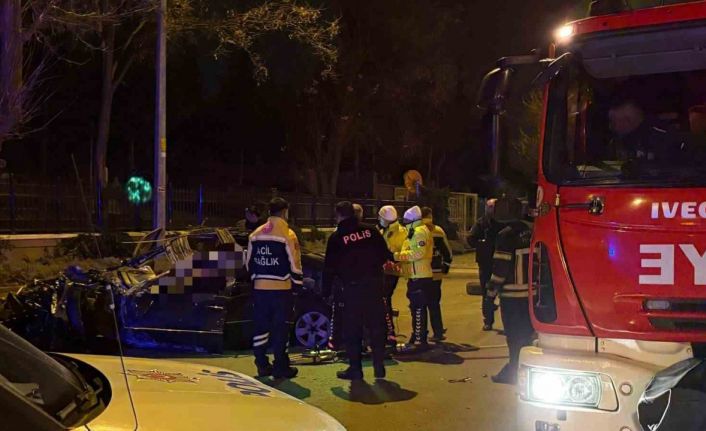 Kaldırıma çarpan otomobil 200 metre savruldu: 1 ölü, 1 ağır yaralı