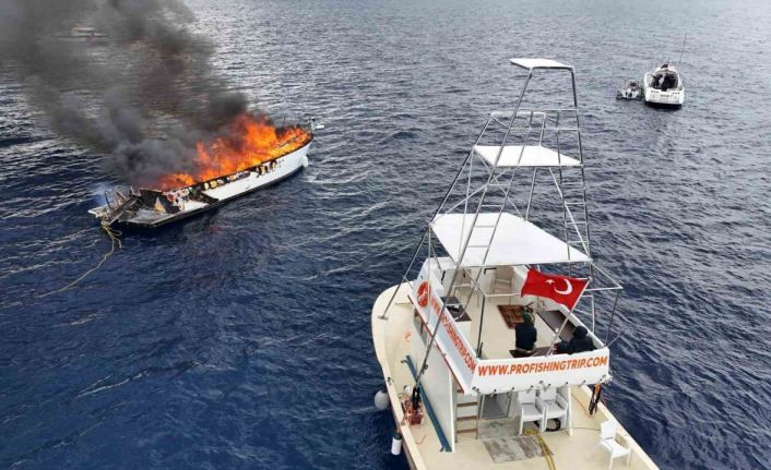 Kalkan açıklarında lüks teknenin alev alev yandığı anlar dronla görüntülendi