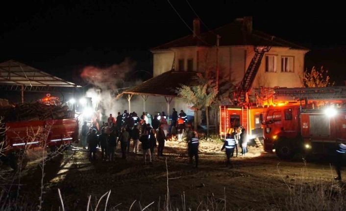 Kalorifer kazanı patladı, yangın çıkan ev kullanılamaz hale geldi