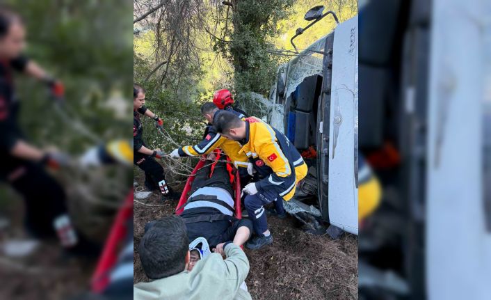 Kamyon uçuruma yuvarlandı, sıkışan sürücü kurtarıldı