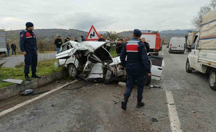 Kamyona çarpan otomobil hurdaya döndü: 1 ölü, 2 yaralı