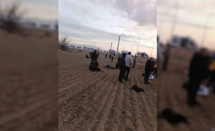 Kamyonet ile midibüs çarpıştı: 17 yaralı