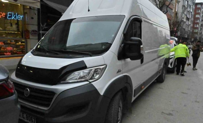 Kamyonet sol şeritte taksiden inen kadının ayağını ezdi