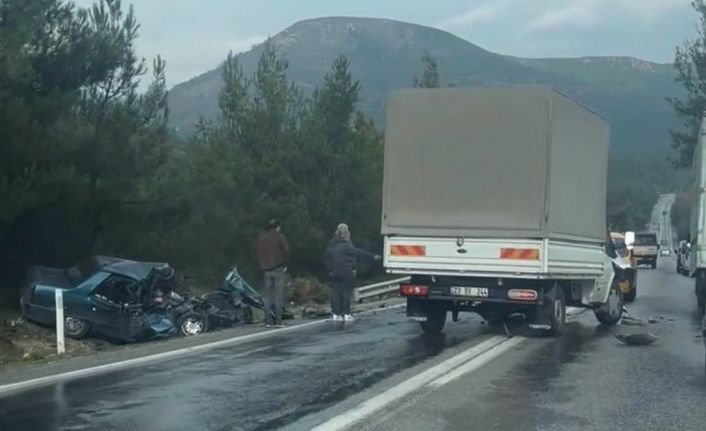 Kamyonetle otomobil çarpıştı: 2 ölü, 2 yaralı