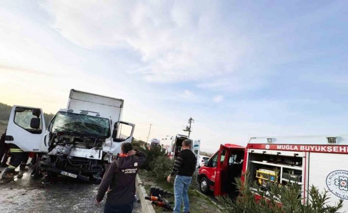 Kamyonette sıkışan iki kişi kurtarıldı
