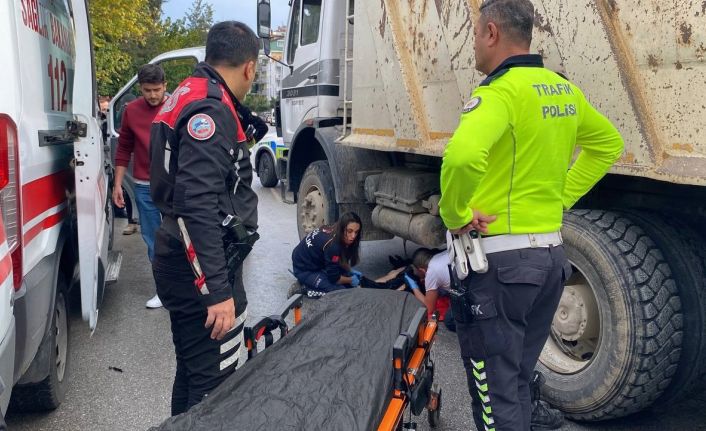 Kamyonun altında kalan motosikletli kurye ağır yaralandı