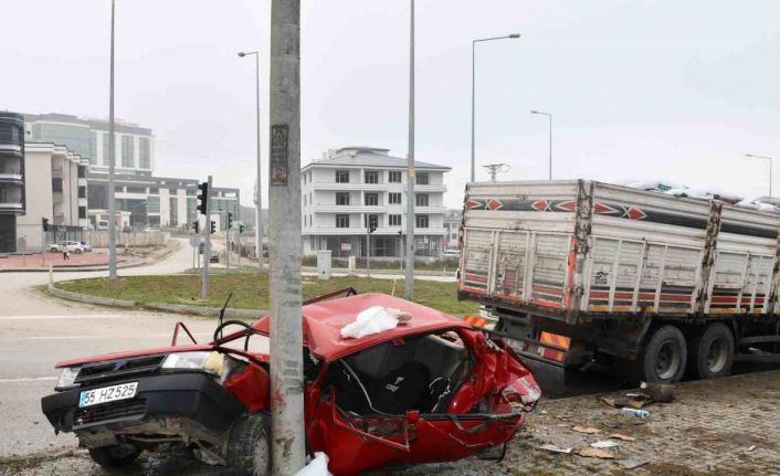 Kamyonun çarptığı Tofaş kağıt gibi katlandı: 4 yaralı