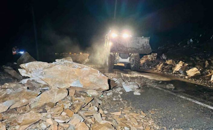 Kapanan yolu açarken ölümden döndüler