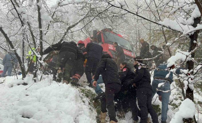 Kar sebebiyle kayganlaşan yolda kontrolden çıkan otomobil şarampole devrildi: 3 yaralı