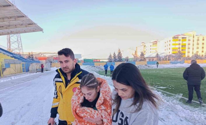 Kar ve soğuğa rağmen Ağrı Kadın Futbol Takımı’ndan 4 gollü galibiyet