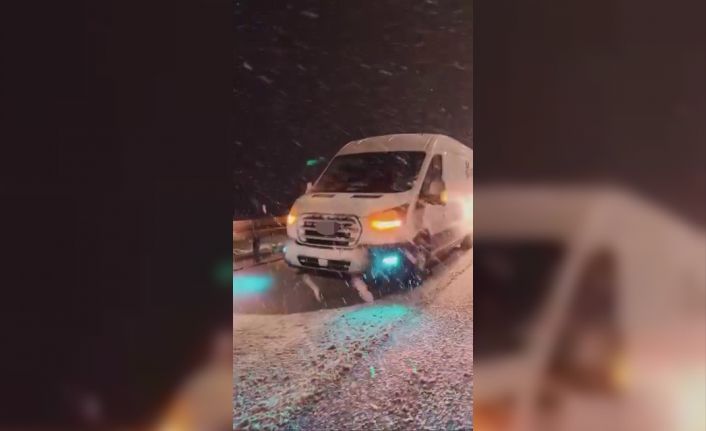 Kar yağışının etkili olduğu Yağdonduran Geçidi’nde sürücüler güçlükle ilerledi