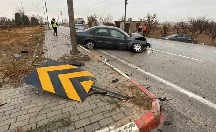 Karaman’da otomobiller çarpıştı: 2 yaralı