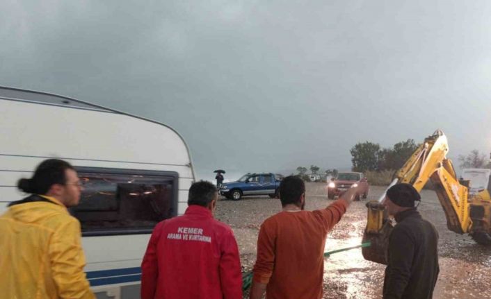 Karavanla denize sürüklenen Rus turistler kurtarıldı