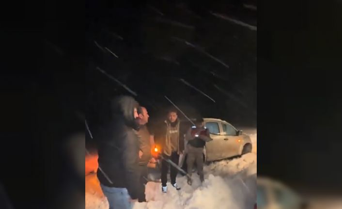 Karda mahsur kalan 4 vatandaş 3 saatlik zorlu çalışmayla kurtarıldı