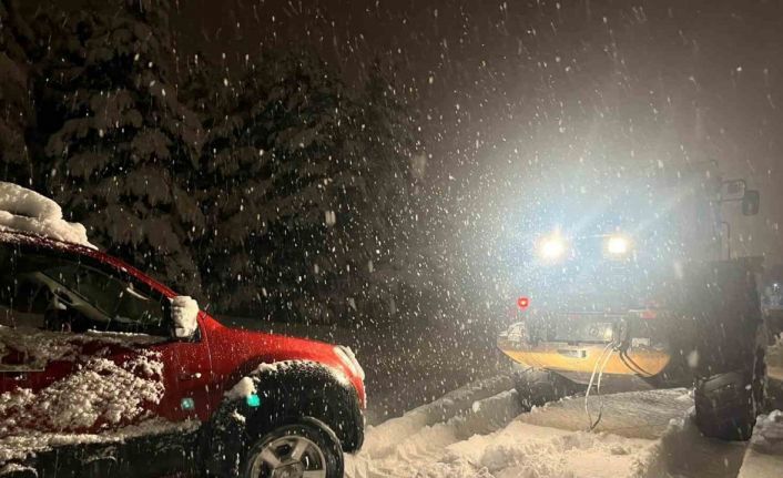 Kars’ta yolda mahsur kalan aracın yardımına özel idare ekipleri yetişti