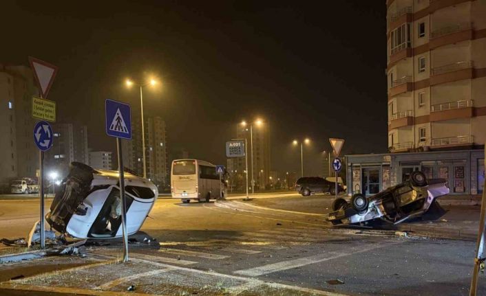 Kavşaktaki kazada otomobillerden biri yan yattı, diğeri takla attı: 2 yaralı