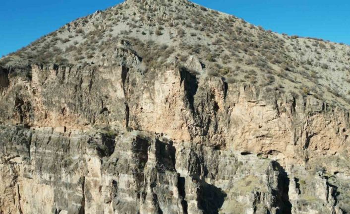 Kayaların ortasındaki manastır görenleri hayrete düşürüyor: Yüzlerce yıllık yapı dron ile görüntülendi