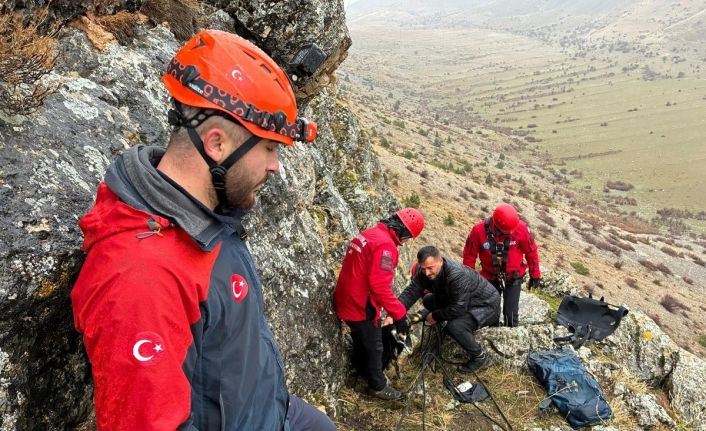 Kayalıklarda mahsur kalan keçiler JAK timi tarafından kurtarıldı