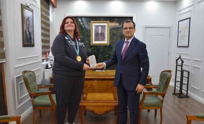 Kaymakam Güldoğan’dan şampiyon judocu Öztürk’e plaket