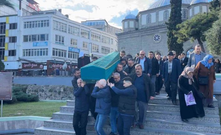 Kaza süsüyle eşini ve çocuğunu öldürdükten sonra intihar eden doktor Samsun’da toprağa verildi