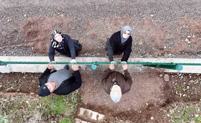 Kemal Sunal’ın propaganda filmi gerçek oldu: Tel örgüyle ikiye bölünen mahallede vatandaşlar ihtiyaçlarını gidermek için 5 kilometre yürüyor