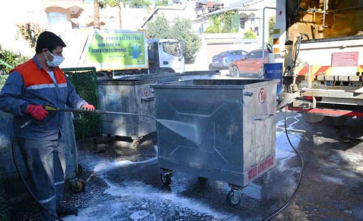 Kemer’de çöp konteynerleri dezenfekte ediliyor