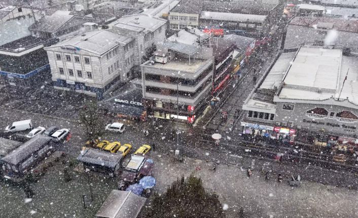 Kent merkezinde lapa lapa yağan kar havadan görüntülendi