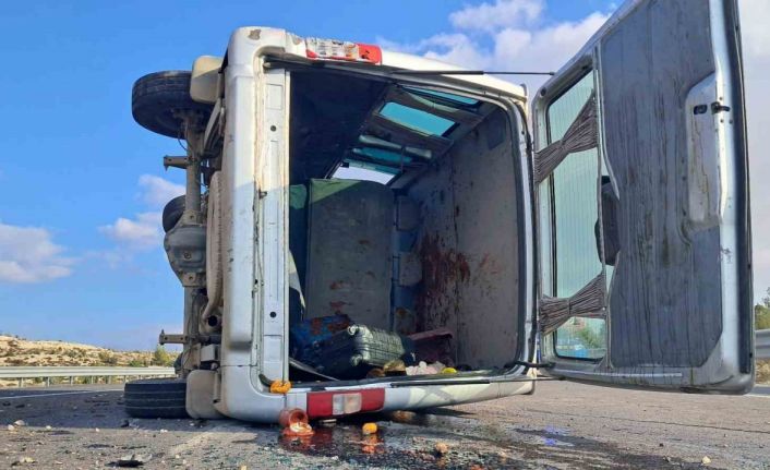 Kilis-Hatay karayolunda panelvanla cip çarpıştı: 3 yaralı