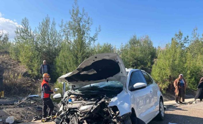 Kilis’te hafif ticari araçla otomobil çarpıştı: 5’i ağır, 6 yaralı