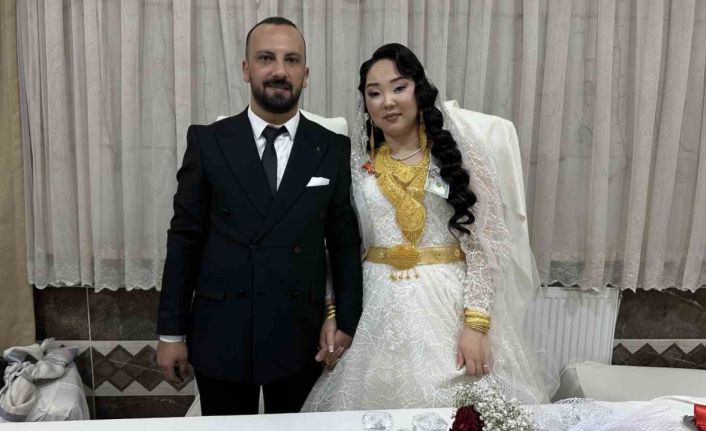 Kırgız gelin ve Yüksekovalı damadın kargoda başlayan aşkı mutlu sonla bitti