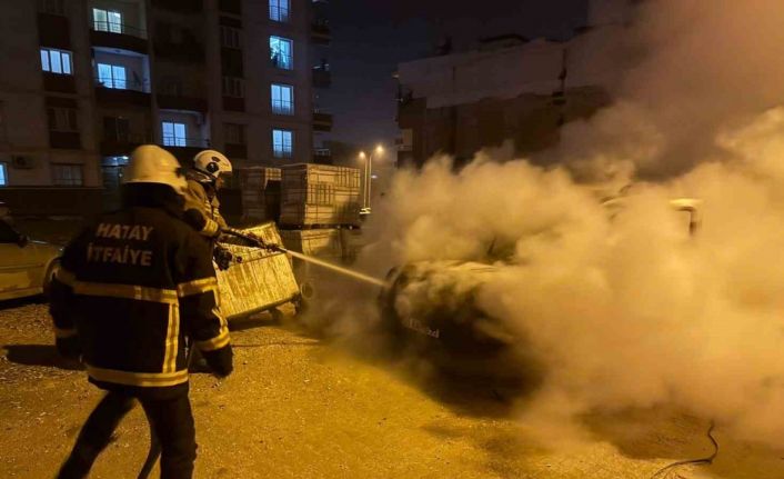 Kırıkhan’da hafif ticari araç yandı