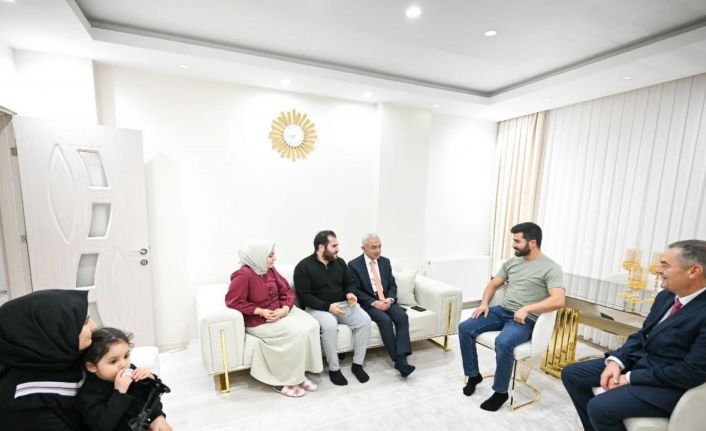 Kırklareli Valisi Turan devlet desteğiyle evlenen genç çiftlere misafir oldu