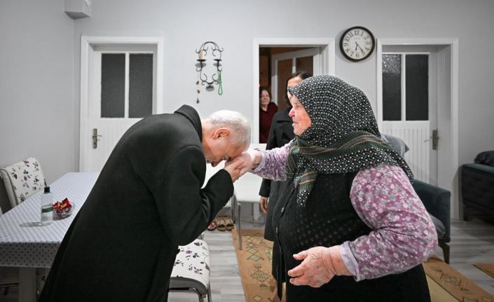 Kırklareli Valisi Turan, şehit annesinin elini öptü