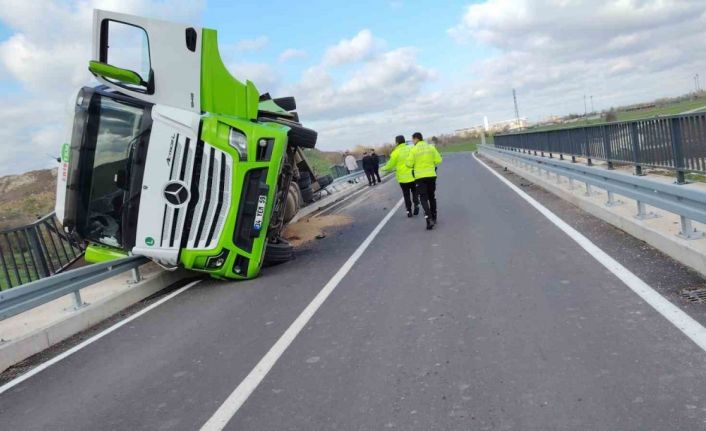 Kırklareli’de yem yüklü tır köprüde devrildi