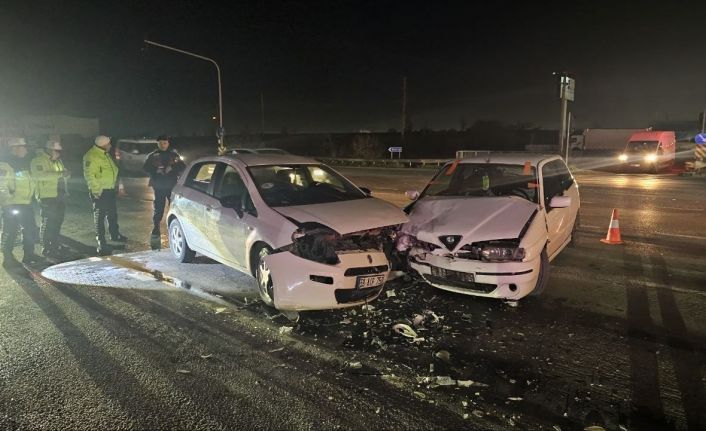 Kırmızı ışık ihlali kazaya neden oldu: 2 yaralı