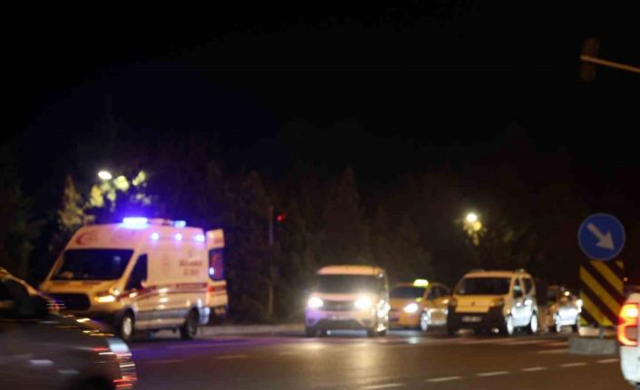 Kırmızı ışıkta bekleyen araca çarptı: 1 yaralı