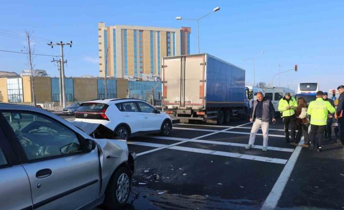 Kırmızı ışıkta bekleyen araca çarptı: 3 yaralı
