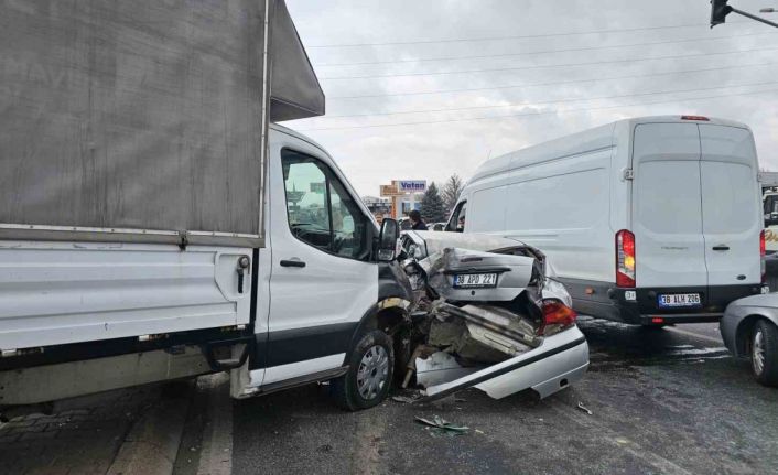 Kırmızı ışıkta duramayan kamyonet ortalığı savaş alanına çevirdi: 1’i ağır 3 yaralı