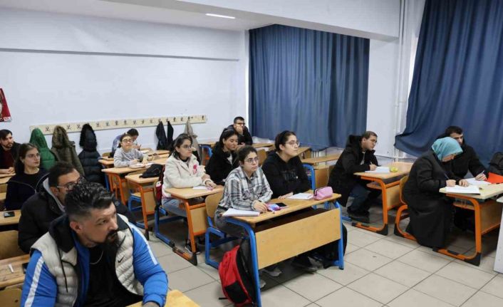 Kırşehir’de 74 engelli vatandaş gönüllü öğretmenlerle KPSS’ye hazırlanıyor