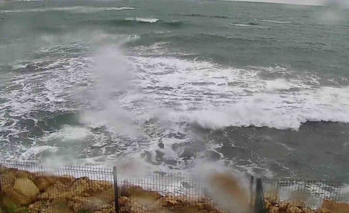 Kocaeli’de fırtına etkili oluyor: Sahillerde dalgalar yükseldi, zirvede yağmur ve sis hakim