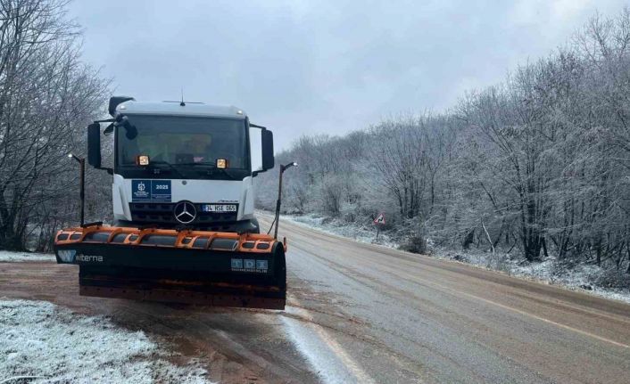 Kocaeli’de yoğun kar yağışı: Ekipler yolları açık tutmak için çalışıyor