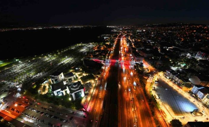 Kocaeli’nin sosyal yaşam alanları gece ışıklarıyla renkleniyor