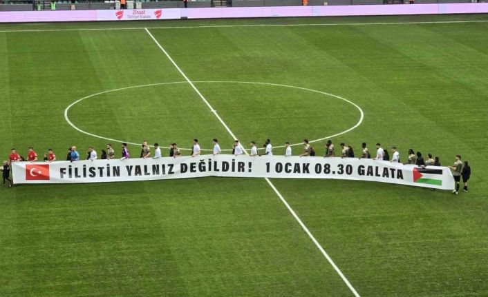 Kocaelispor-Erzurumspor maçında takımlar sahaya Filistin pankartıyla çıktı