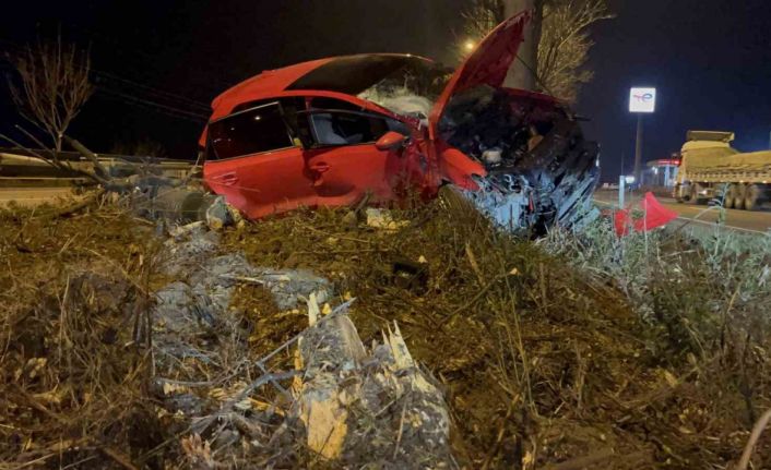 Kontrolden çıkan araç ağacın üzerine çıktı: 1 ağır yaralı