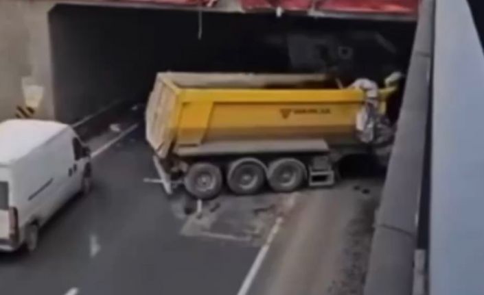Kontrolden çıkan hafriyat kamyonu başka bir araca ve alt geçide çarptı