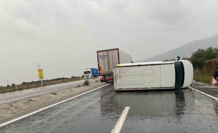 Kontrolden çıkan minibüs devrildi; 1 yaralı