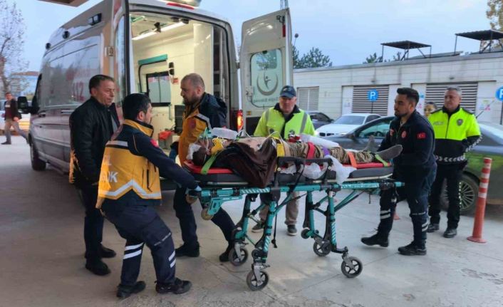 Kontrolden çıkan minibüs şarampole yuvarlandı: 1 yaralı