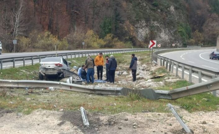 Kontrolden çıkan otomobil bariyerlere çarpıp refüje girdi; 2 kişi yaralı
